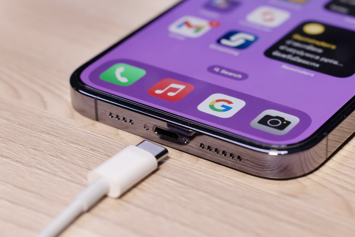 iPhone 15 Pro z dziwnym problemem. Chodzi o ładowanie