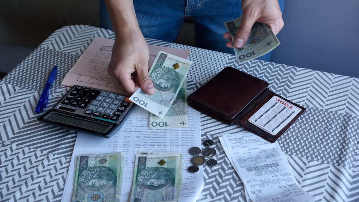 Polacy korzystają, ale nie płacą. Średnio każdy ma 4400 zł długu