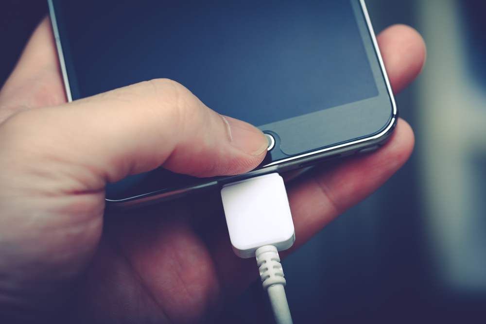 Ładujesz tak telefon? Rząd się tym zajmie