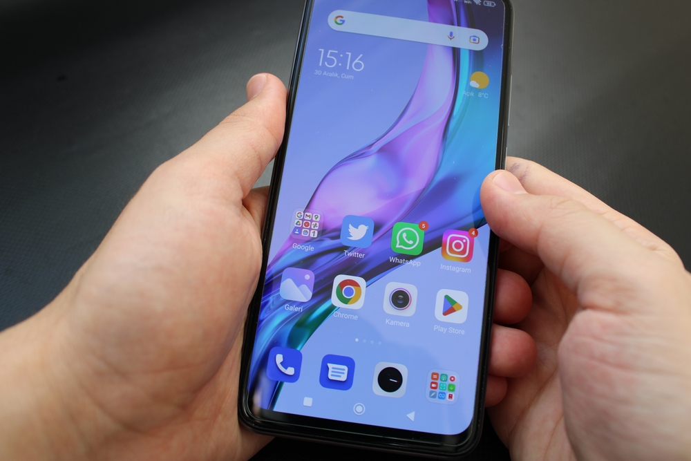 Koniecznie usuń to z telefonu. Myszkuje ci po galerii zdjęć
