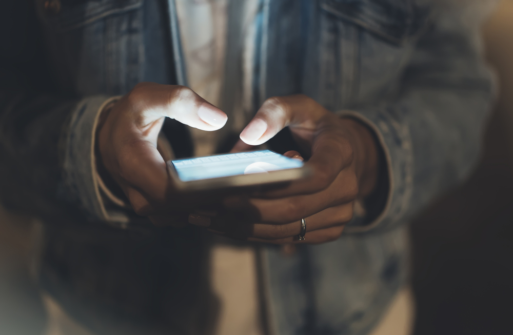 Trik z latarką. Banalne, a smartfon zmieni się nie do poznania