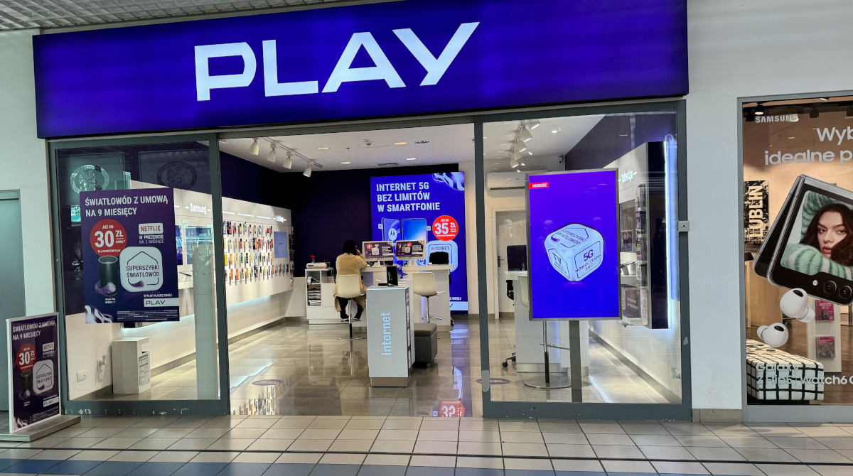 Play zaprasza klientów na zaplecze. Obiecuje promocje i niespodzianki