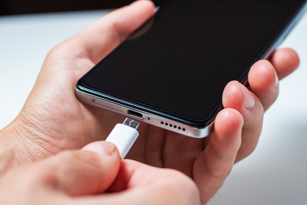Ładujesz tak telefon? Zapomnij. Idzie rewolucja
