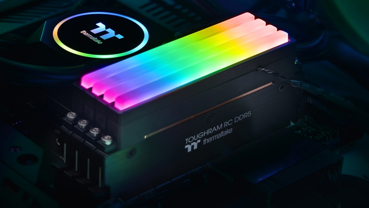 Duża pojemność i brak RGB LED. Tym kusi Thermaltake