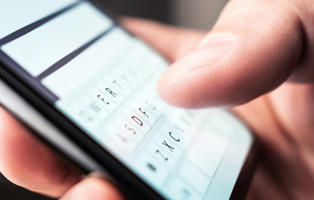 Polacy otrzymują SMS z dziwnego numeru. Wyjaśniamy