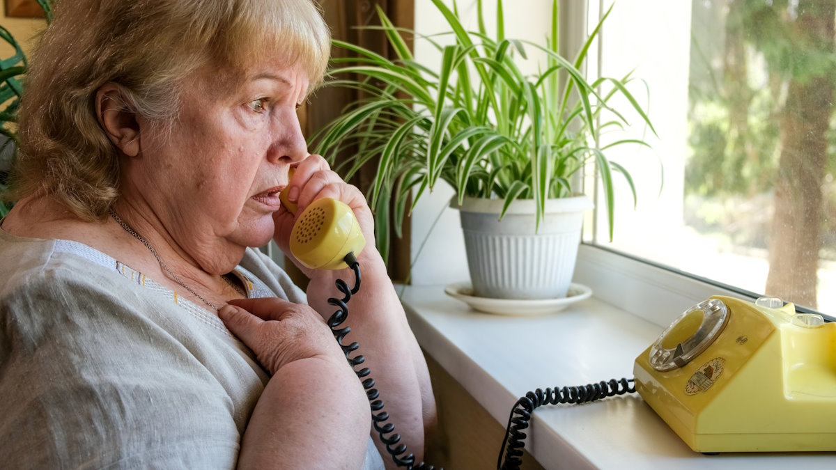 Polscy seniorzy masowo się na to nabierają. Straty sięgają 141 mln zł