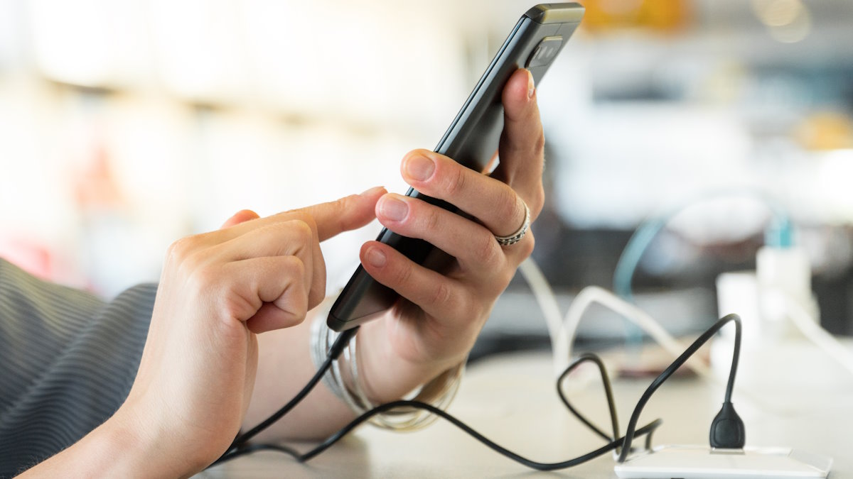 Ładujesz w ten sposób telefon? To szalenie ryzykowne
