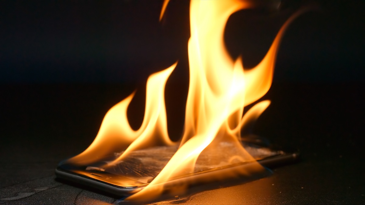 Szczecin. iPhone zapalił się w środku nocy