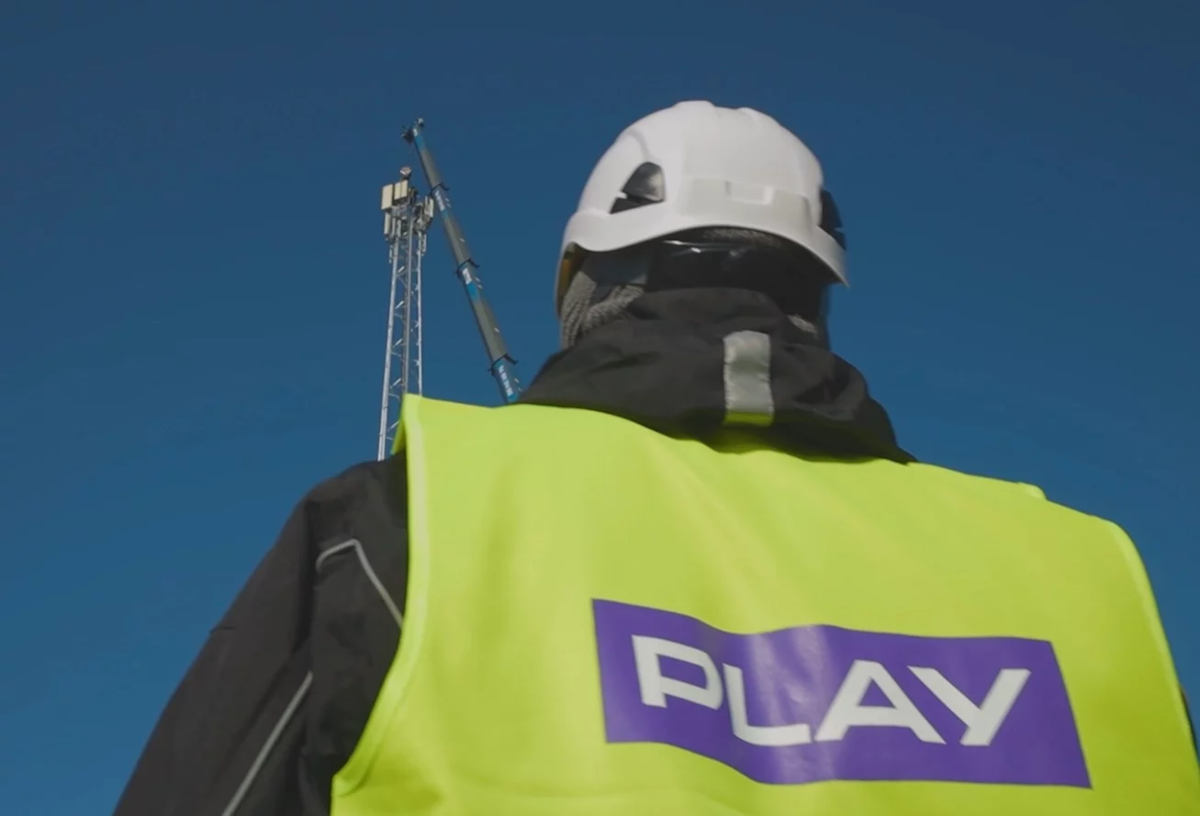 Play: nowe stacje i większy zasięg. W styczniu lekkie spowolnienie