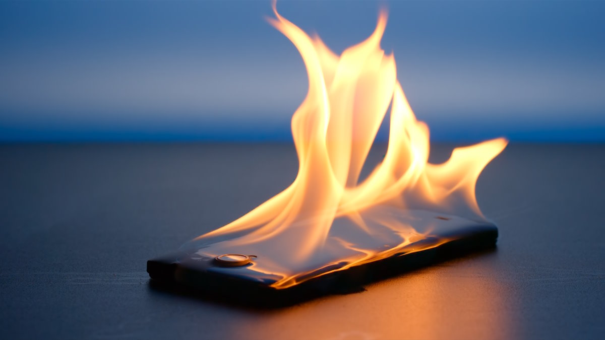 Trik z ładowarką. Niby oczywiste, a można komuś ogłupić telefon