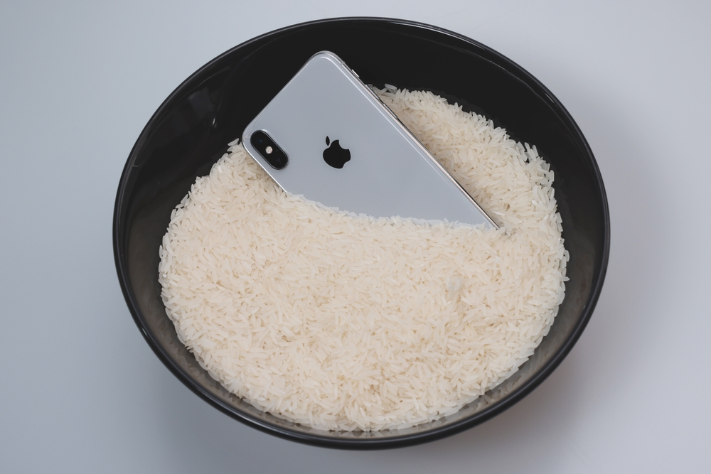Zalany telefon? Obalono największy mit