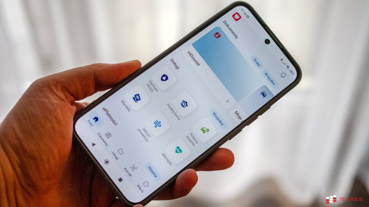 Rządowa aplikacja na telefonach milionów Polaków. Sukces czy powód do obaw?