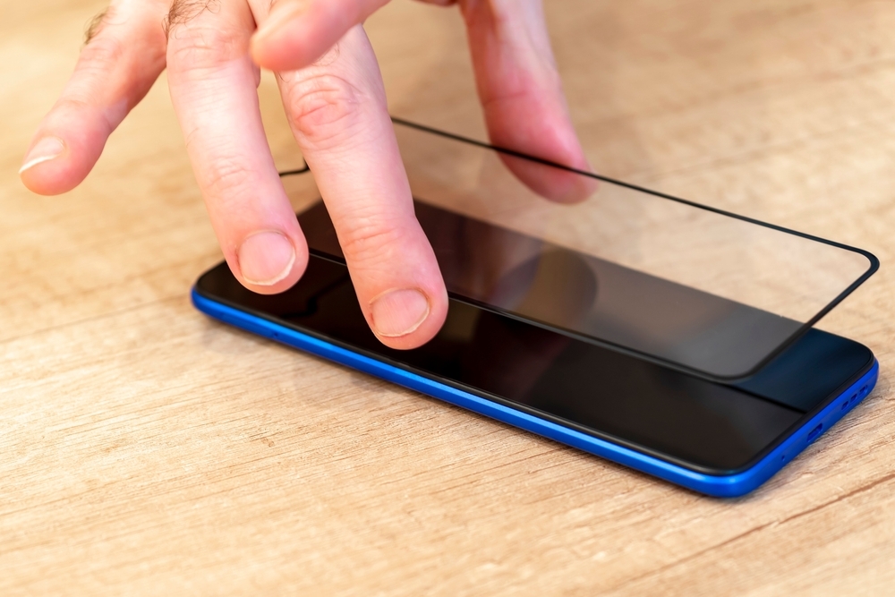 Lepiej nie naklejaj tego na telefon. Możesz stracić gwarancję
