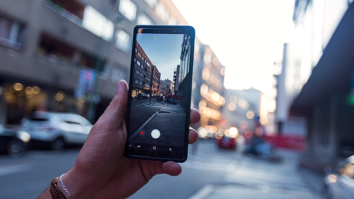 Rząd narzucił Polakom nowy zakaz. Dotyka głównie posiadaczy smartfonów