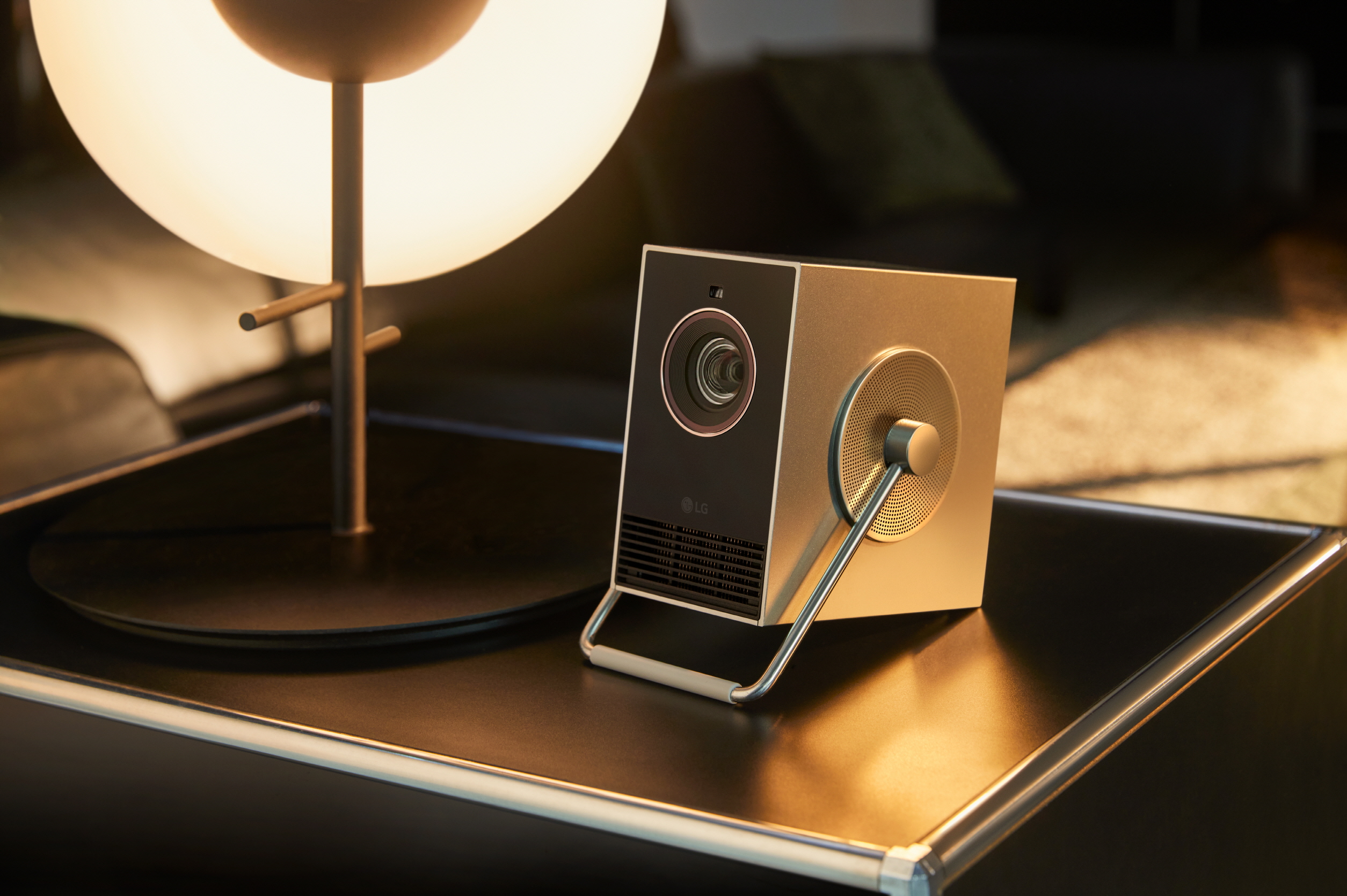 LG CineBeam Q 4K - przenośny projektor dla snobów