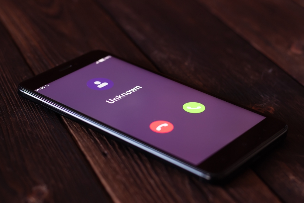 Zakazane słowo w rozmowach telefonicznych. Lepiej go unikaj