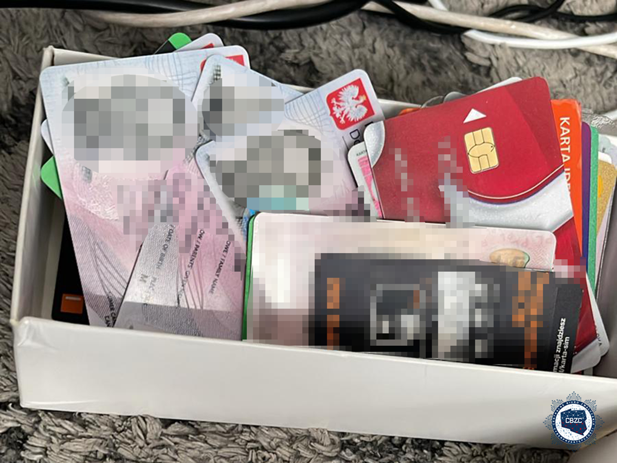 Podrobione dowody i karty bankomatowe. Policja zatrzymała naciągacza z Lublina