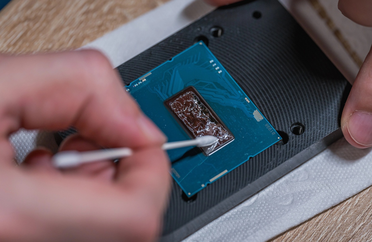 Intel Core i9-14900KS oskalpowany. Korzyści są spore