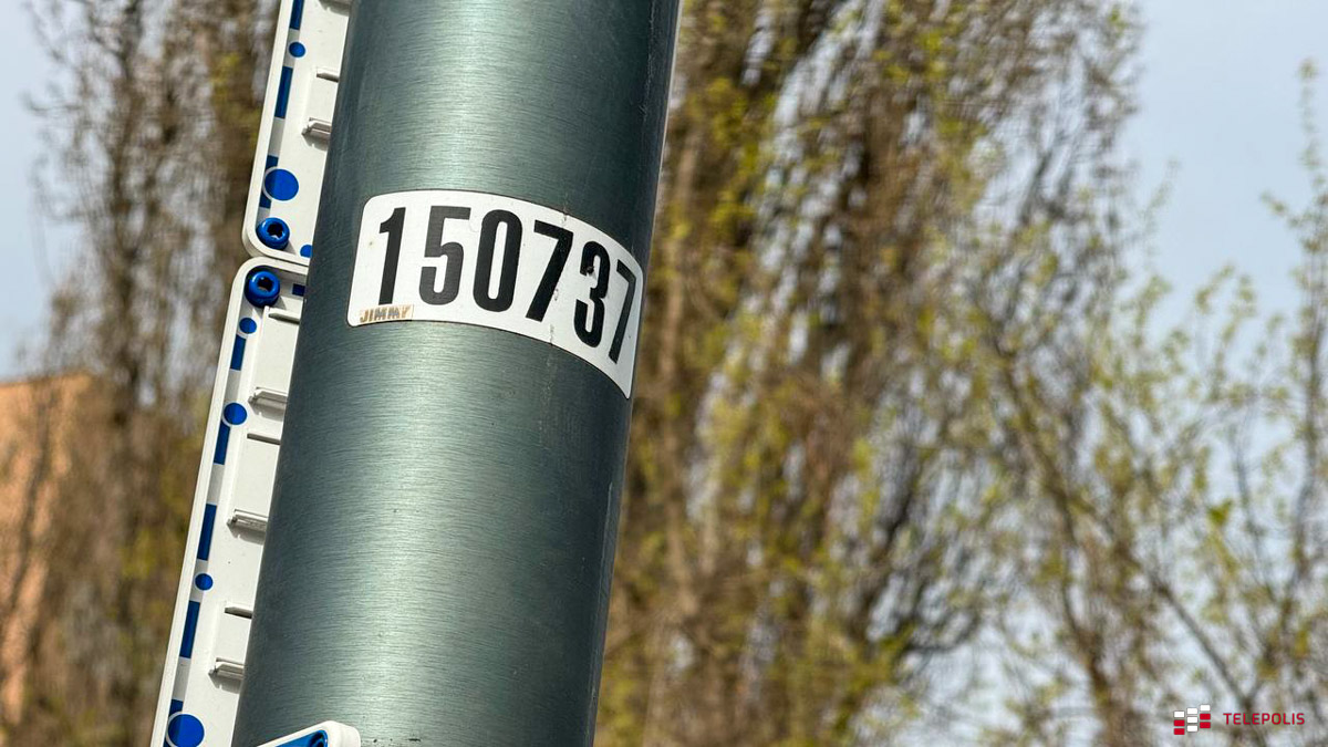 Numery na słupach w Warszawie. Nie tylko mieszkańcy powinni o nich wiedzieć