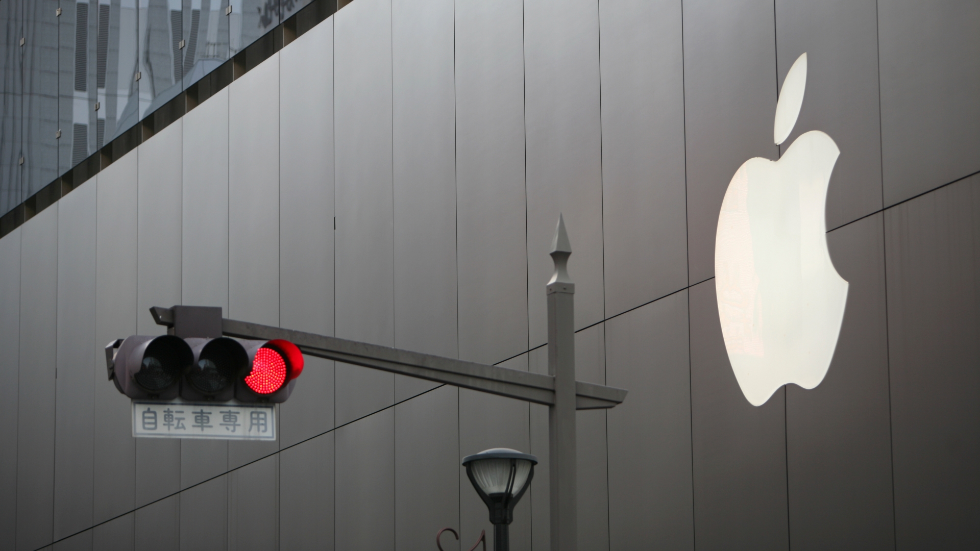 Duże zwolnienia w Apple. Powód? Samochód