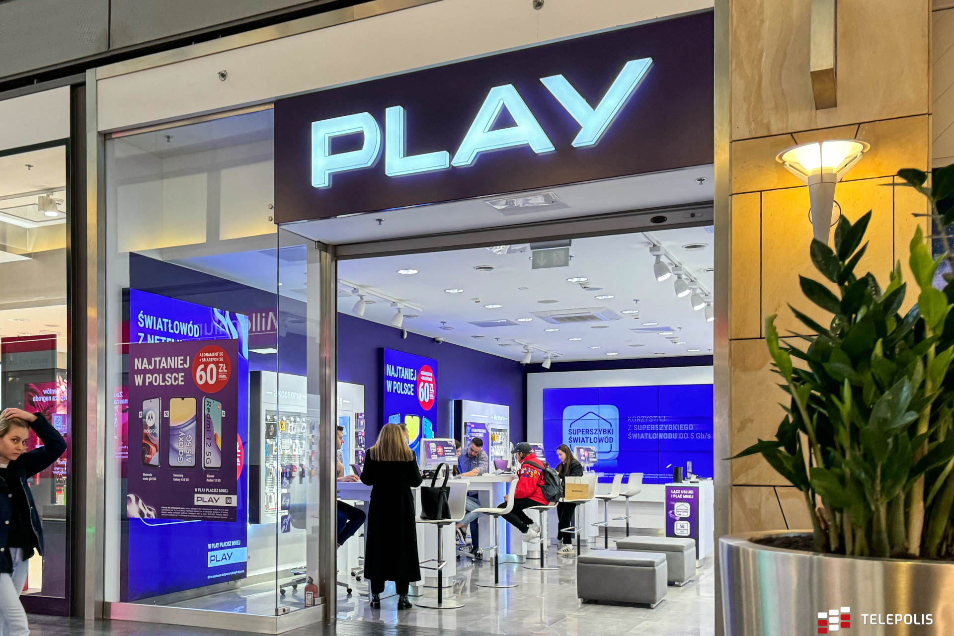 Play kusi smartfonami Honor. Można je kupić również w zestawach