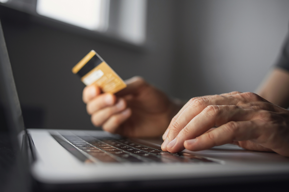 Fikcyjnymi sklepami z elektroniką oszukali 579 osób