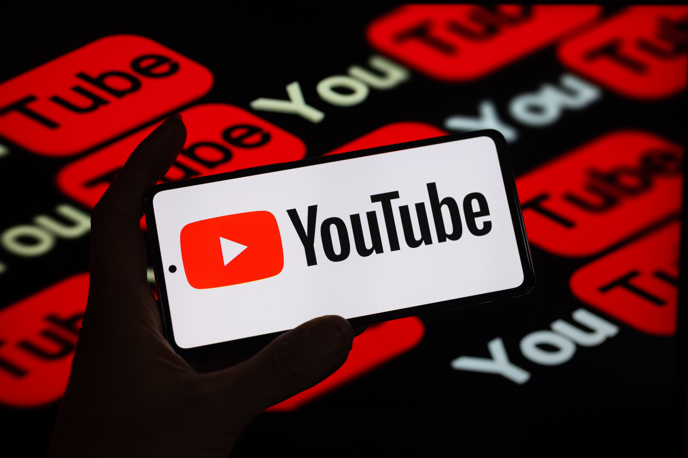 YouTube zablokuje filmy z hymnem. Jest czego się bać?