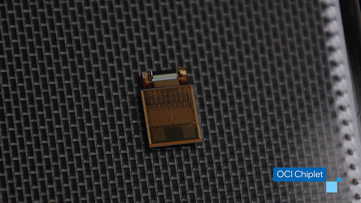 Intel pokazał pierwszy w pełni zintegrowany optyczny układ I/O