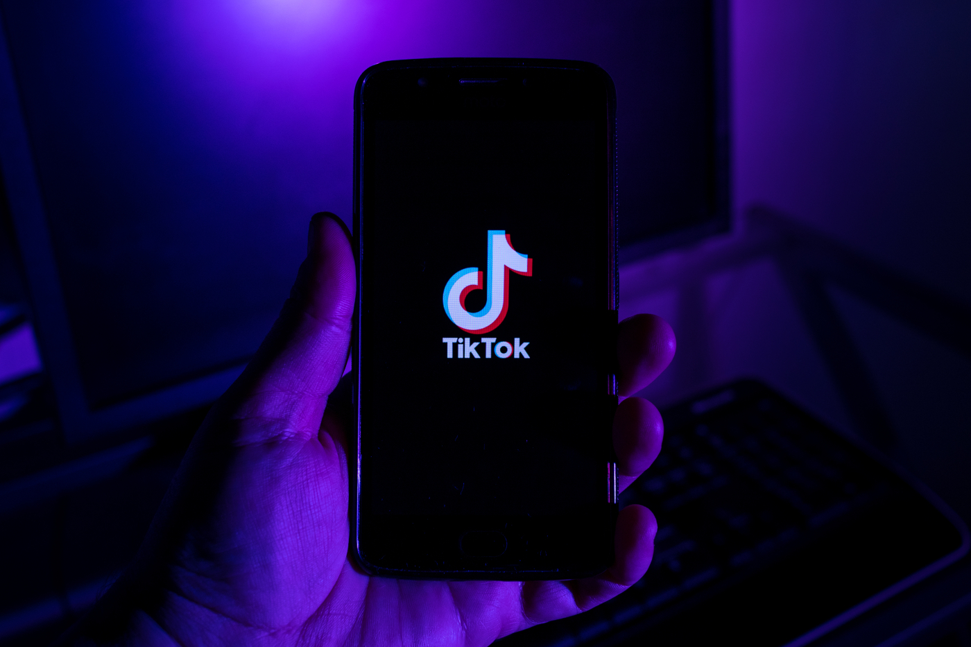 TikTok potwierdził atak. Konta stracili Paris Hilton i CNN