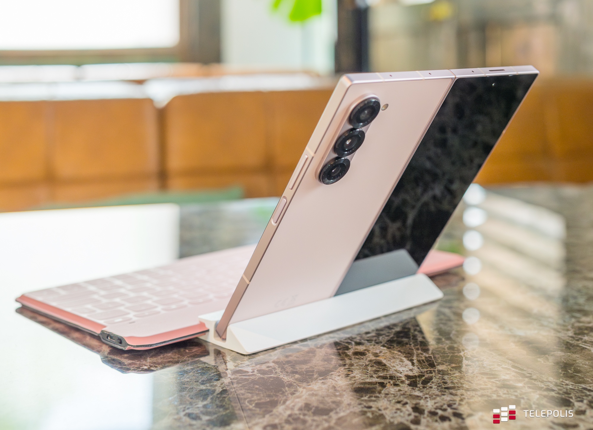 Samsung kokietuje kobiety, ubrał flagowca na różowo. Do mnie nie trafia
