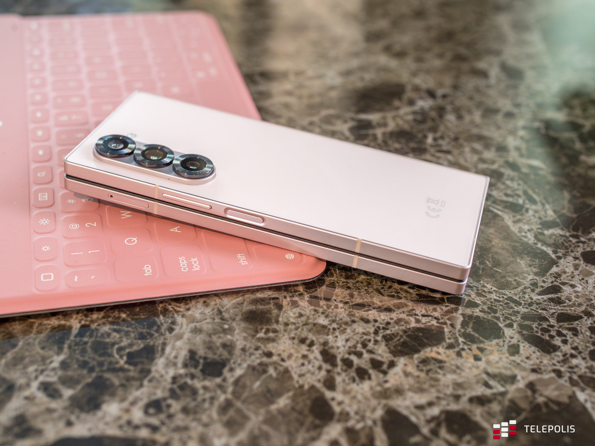 Samsung kokietuje kobiety, ubrał flagowca na różowo. Do mnie nie trafia