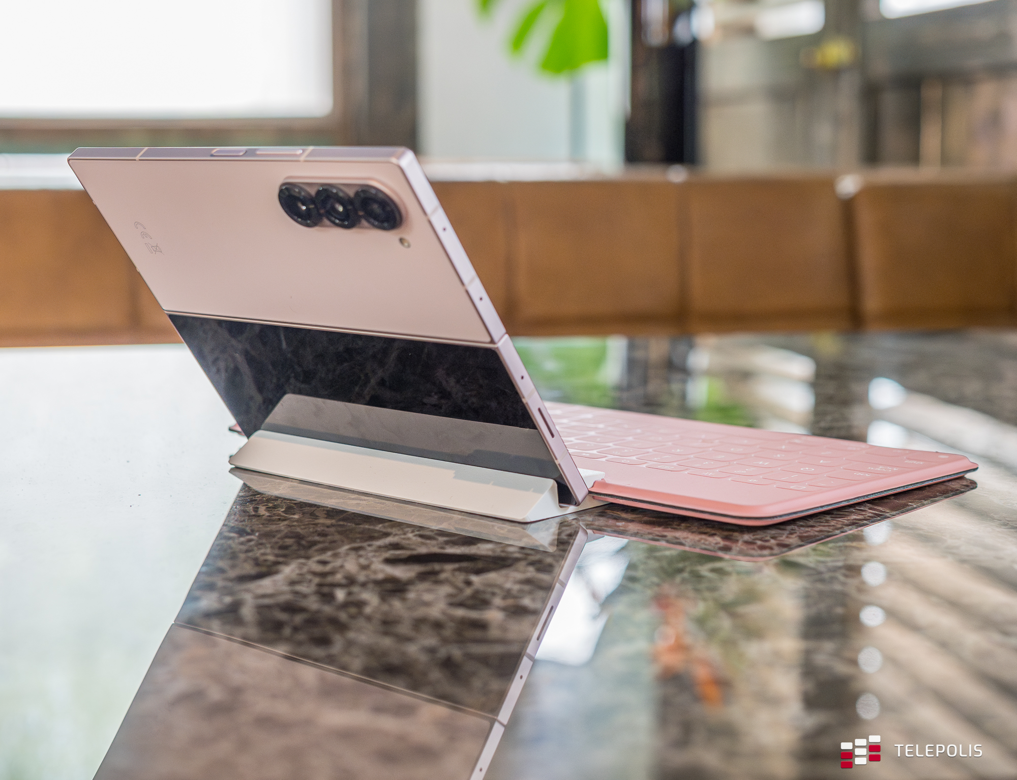 Samsung kokietuje kobiety, ubrał flagowca na różowo. Do mnie nie trafia