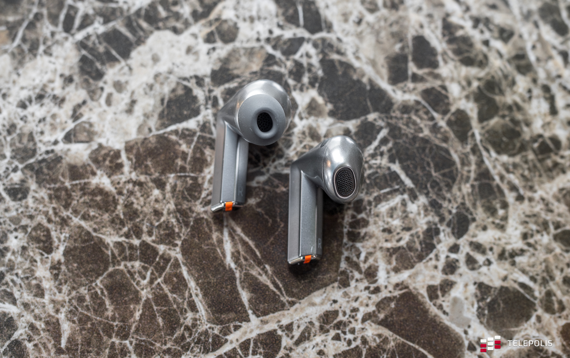 Galaxy Buds3 i Buds3 Pro już są. Trzymają się w uszach jak przyklejone