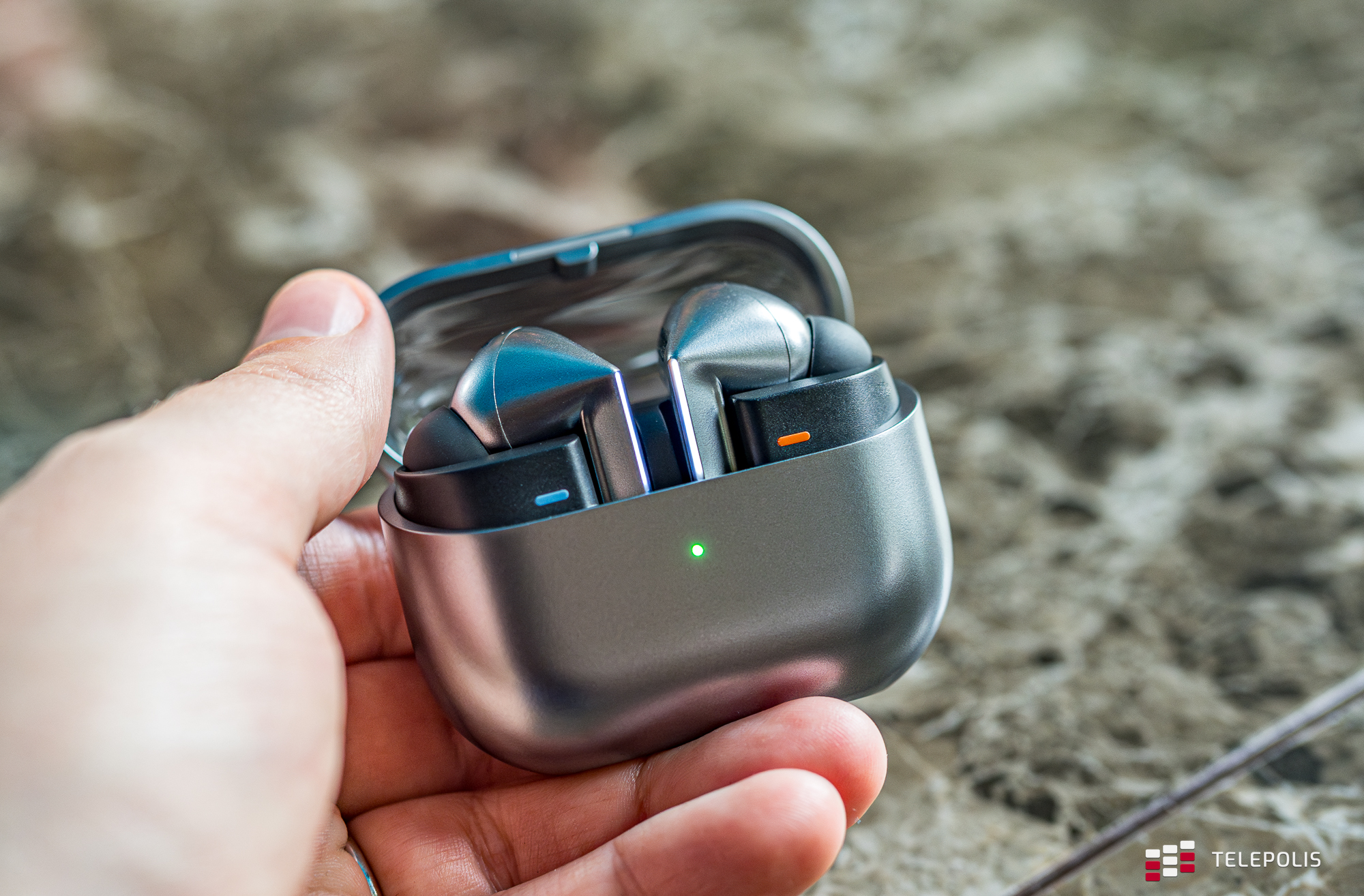 Galaxy Buds3 i Buds3 Pro już są. Trzymają się w uszach jak przyklejone
