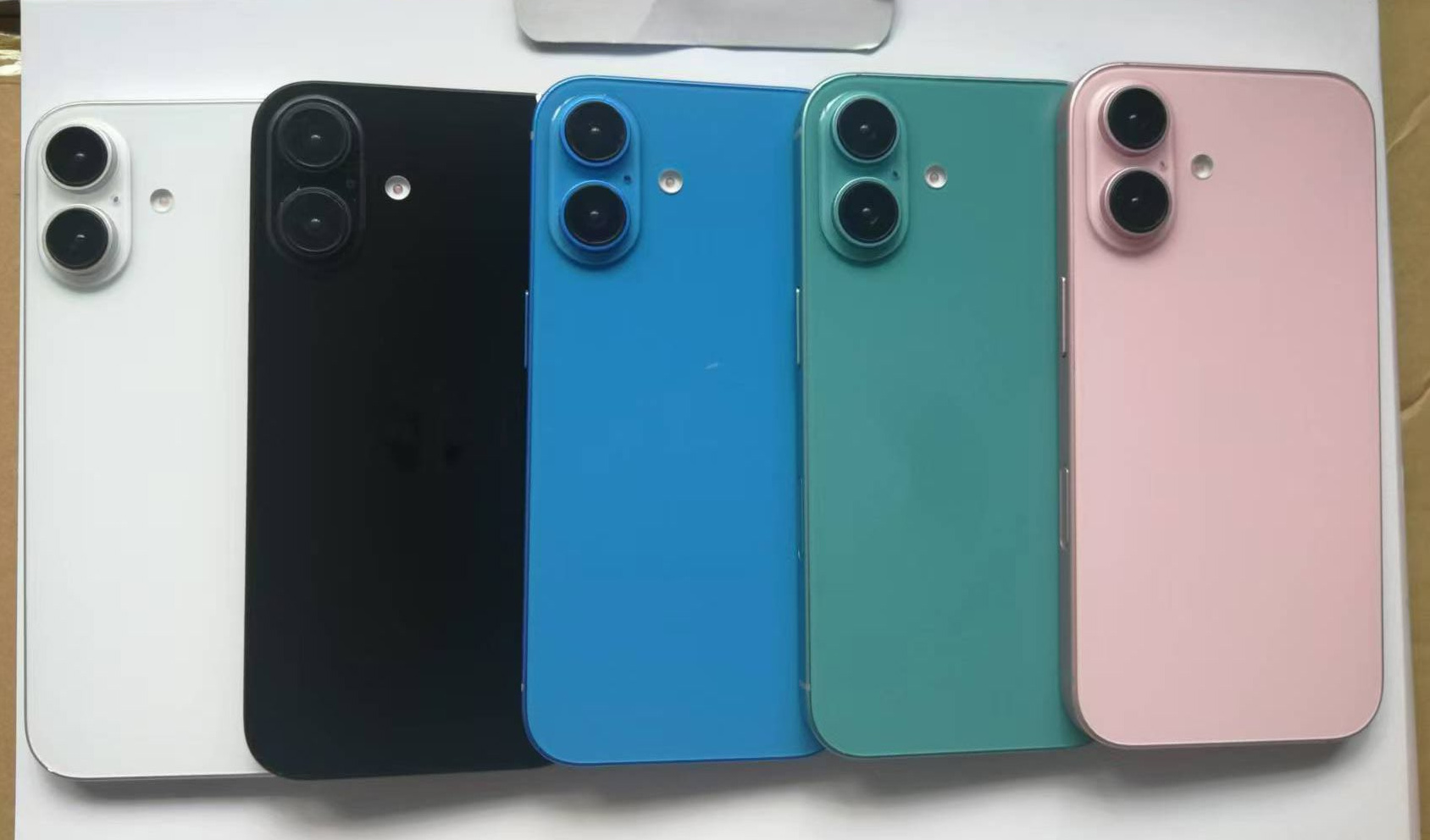 Apple iPhone 16 pozuje na zdjęciach. Ważna zmiana i jeden detal