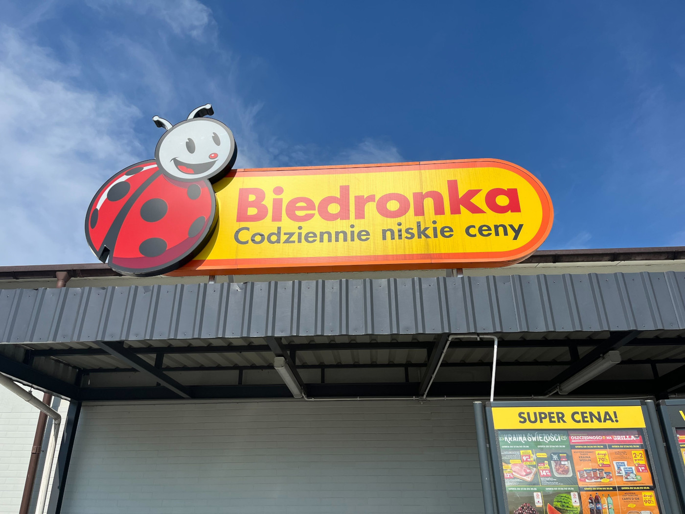 Biedronka poszła po rozum. Skończy wciskanie makulatury