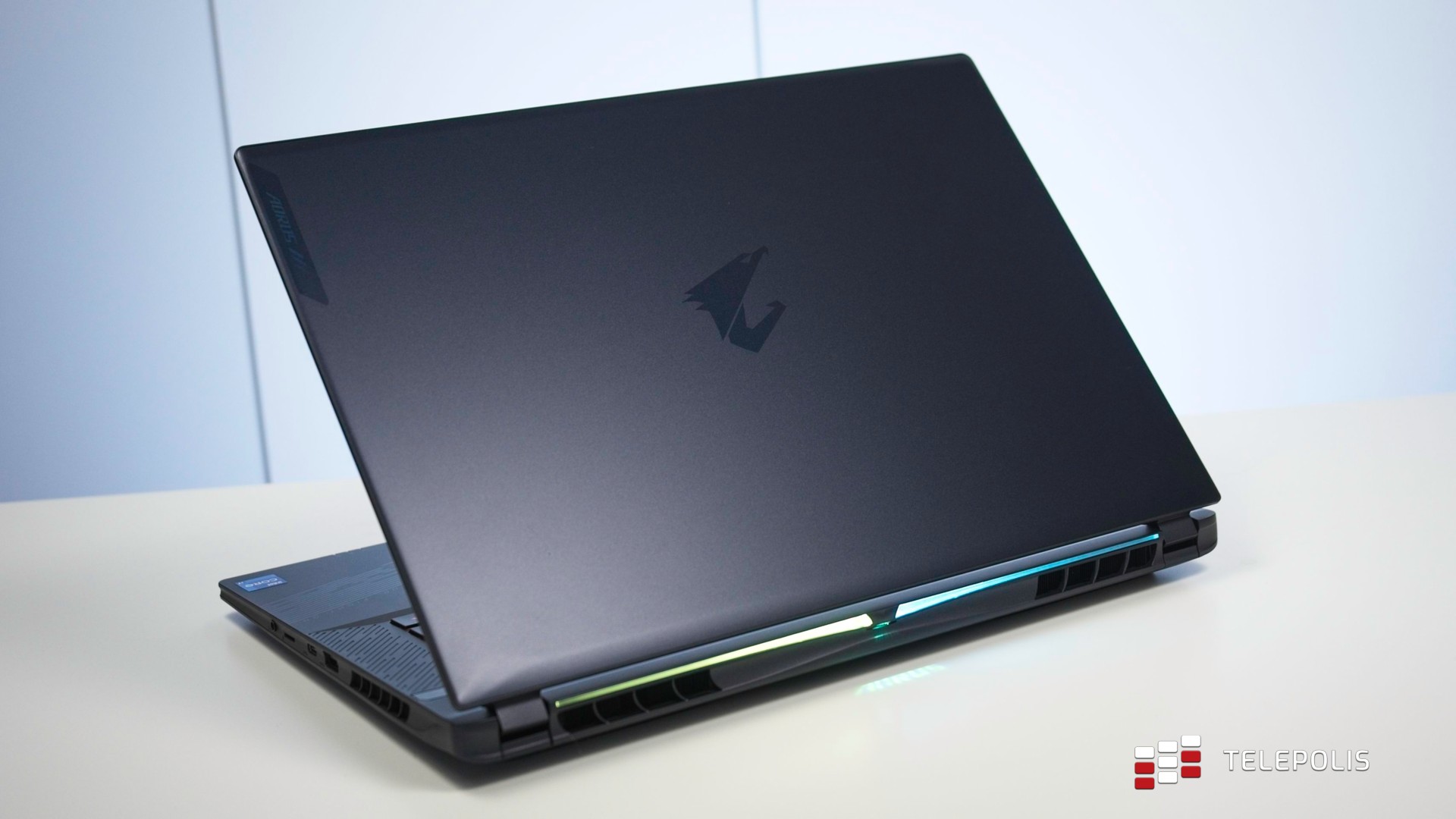Wydajny laptop nie musi wyglądać jak przystrojona remiza. Gigabyte AORUS 16X - przegląd