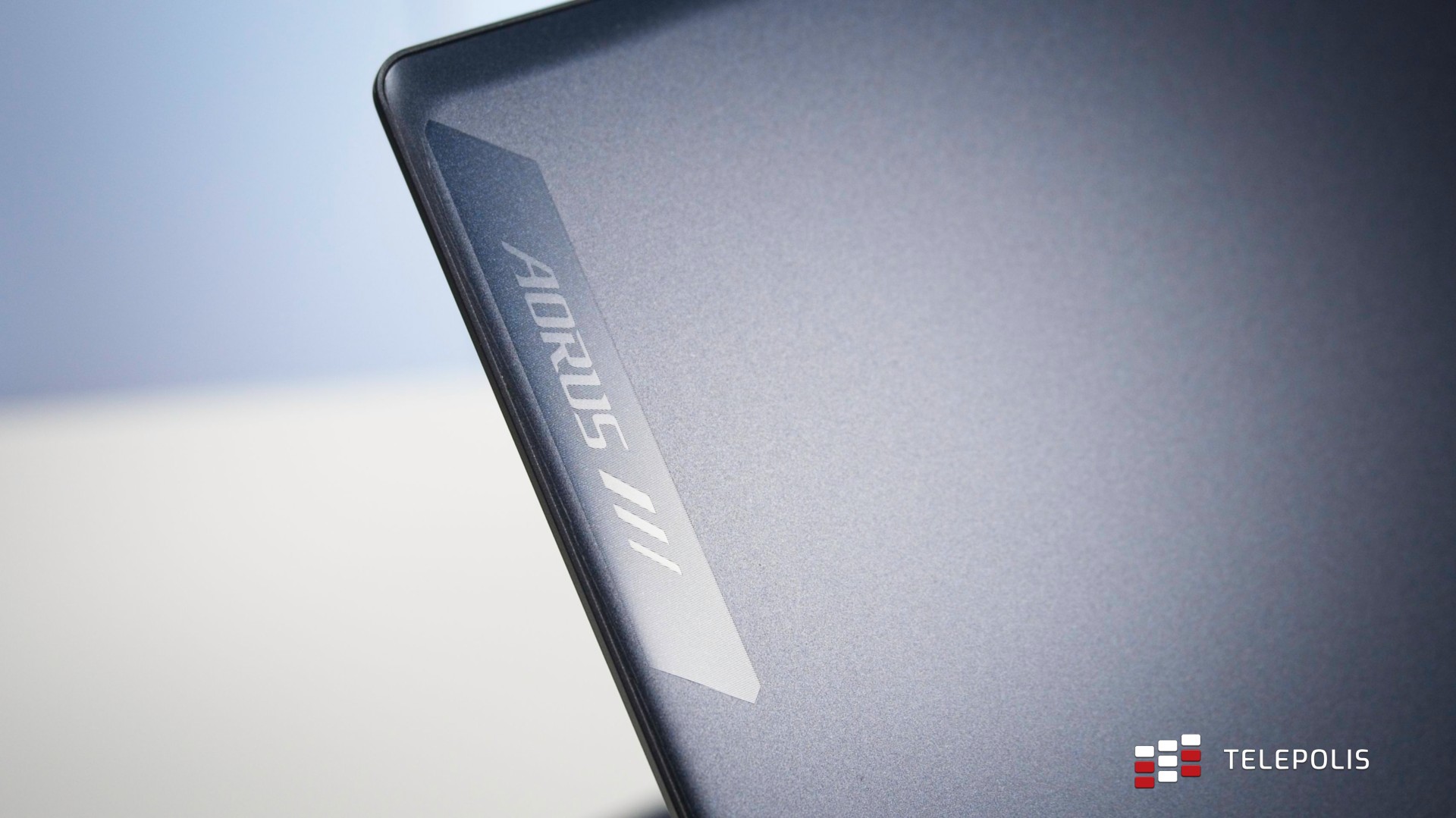 Wydajny laptop nie musi wyglądać jak przystrojona remiza. Gigabyte AORUS 16X - przegląd