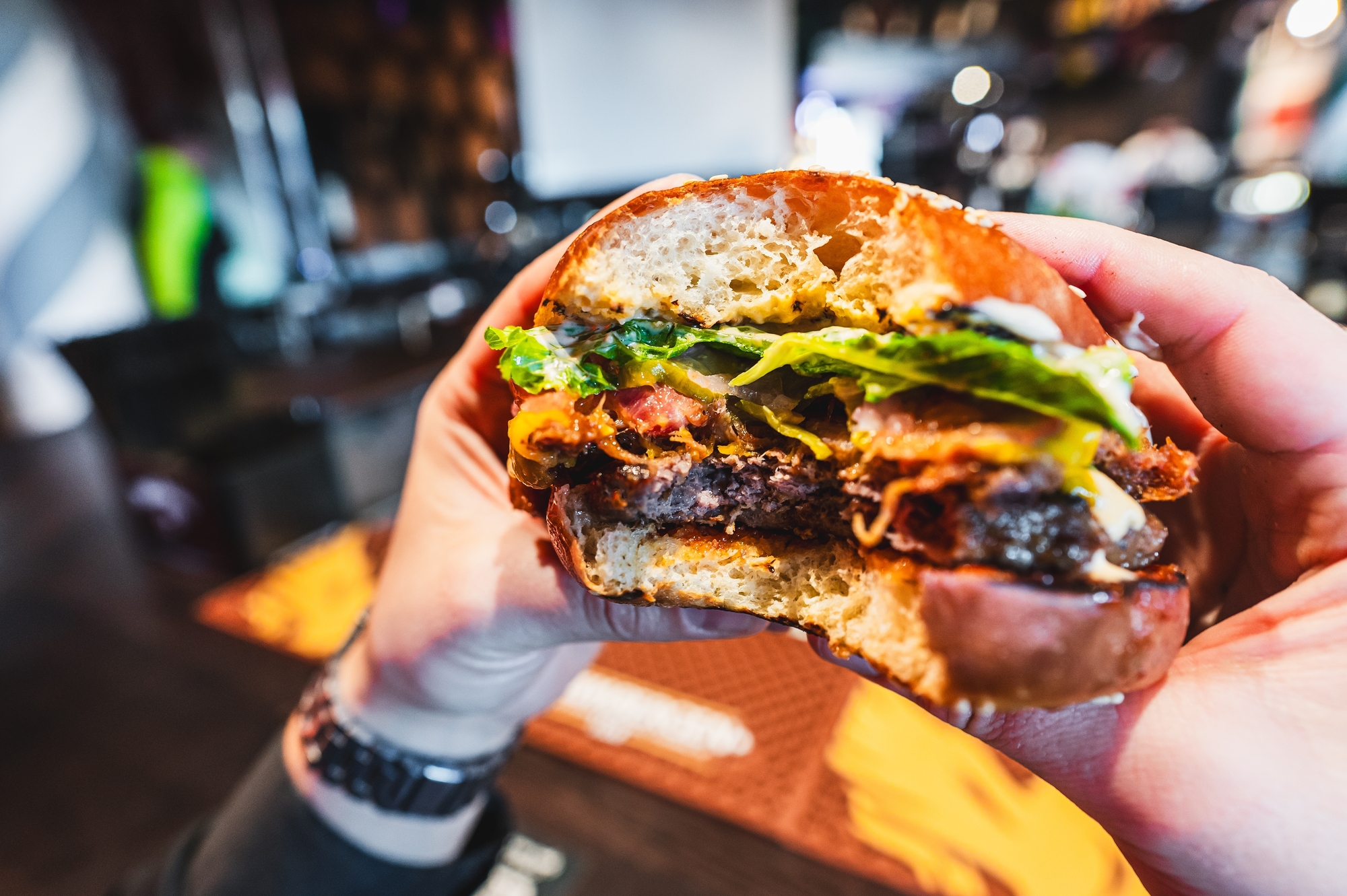 Jak zrobić idealne burgery i steki? Ten sprzęt z promocji pomoże