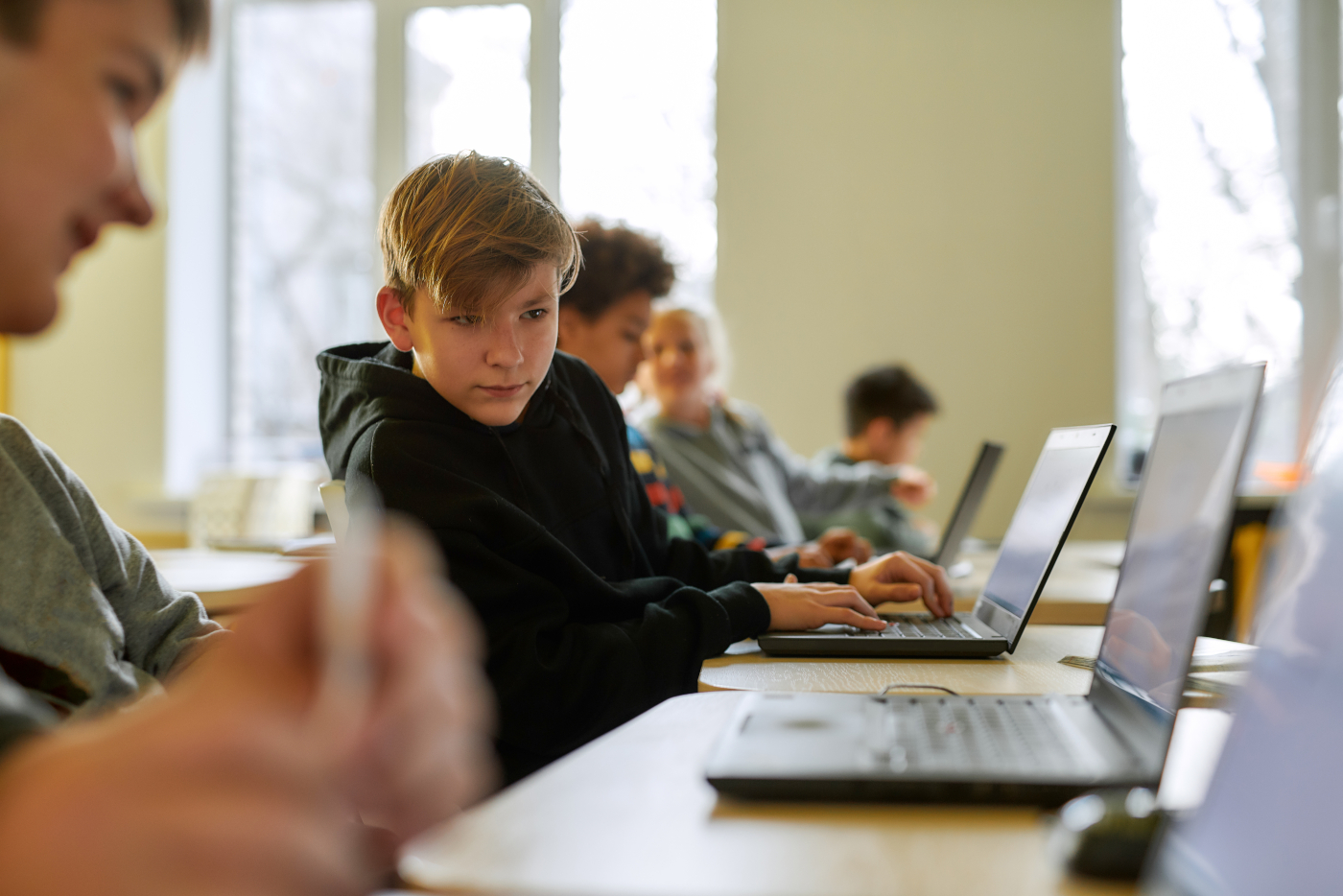 Rząd rozda 15 tysięcy laptopów. Marnują się w magazynie