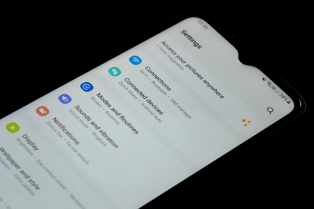 Polacy na potęgę instalują to w telefonie. Igrają z ogniem