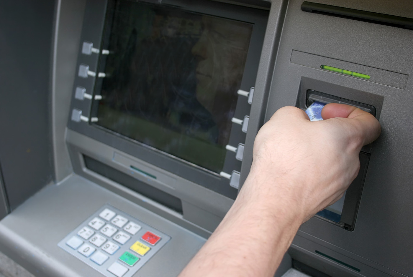 Zaszalał przy bankomacie. Mężczyźnie z Garwolina grozi 10 lat