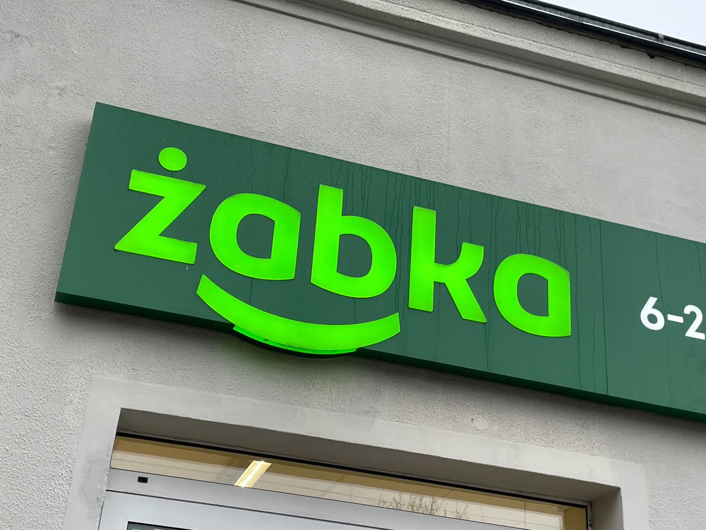 Żabka z promocją w aplikacji. Zaoszczędzisz naprawdę dużo
