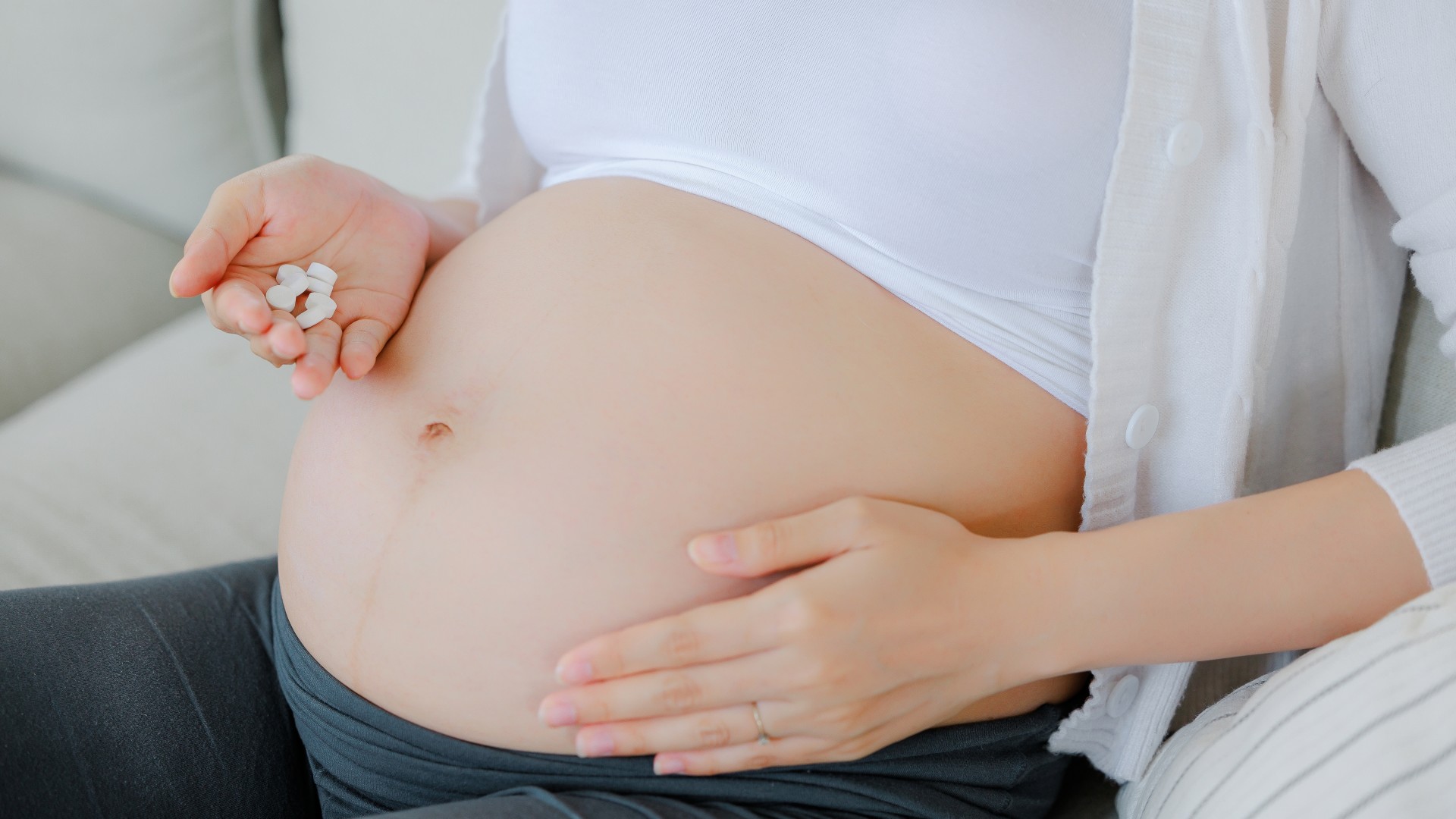 Leki na kaszel pomogą zajść w ciążę? Weryfikujemy teorię z TikToka