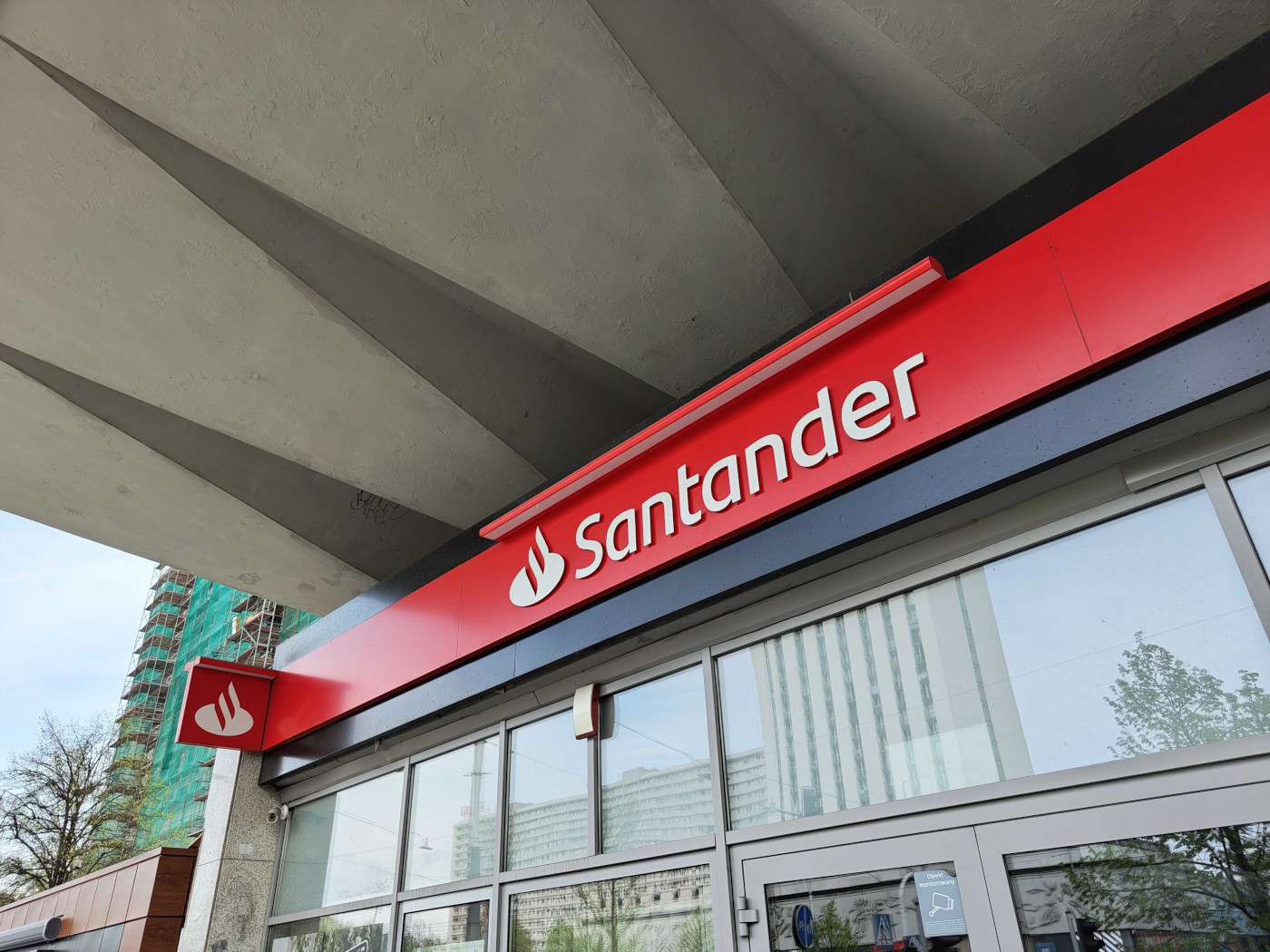 Santander Bank Polska apeluje do klientów: "rekiny tylko czekają"