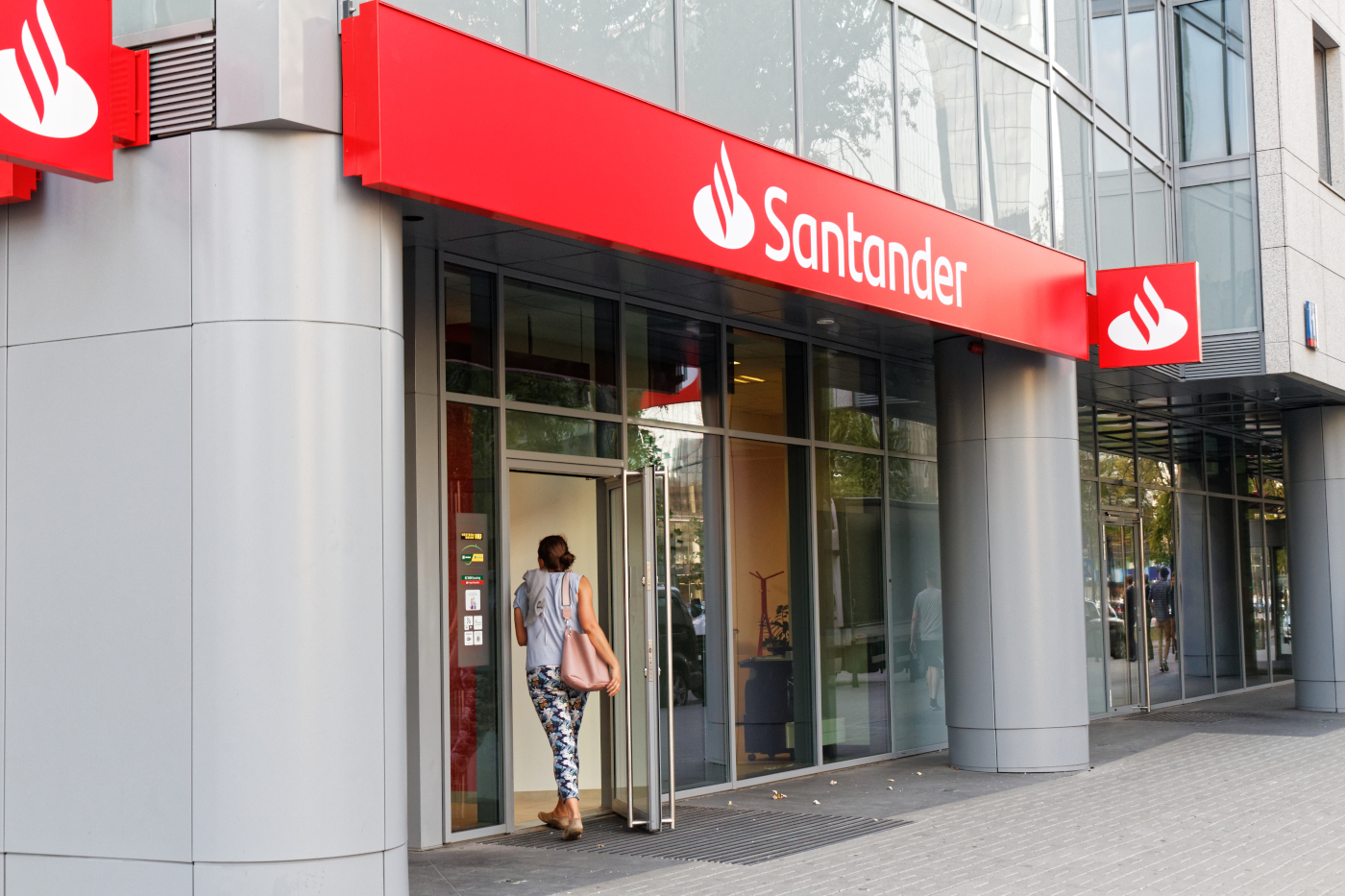 Santander z nową usługą. Wykorzysta ulubioną aplikację Polaków