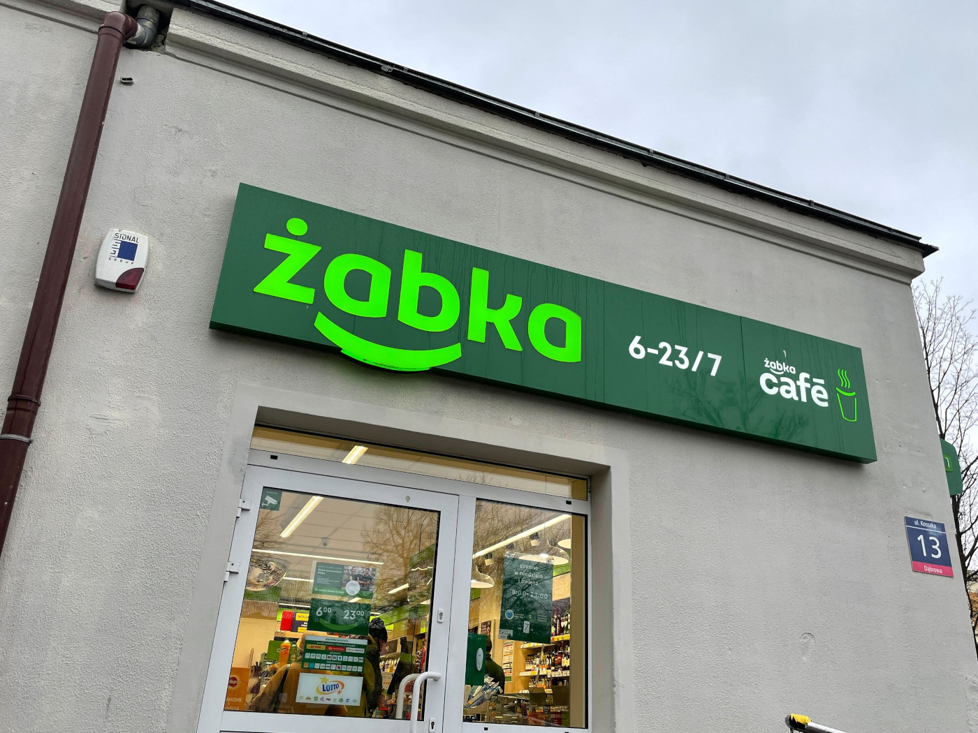 Wydzwaniają do klientów Żabki z pewną ofertą. Jest ostrzeżenie