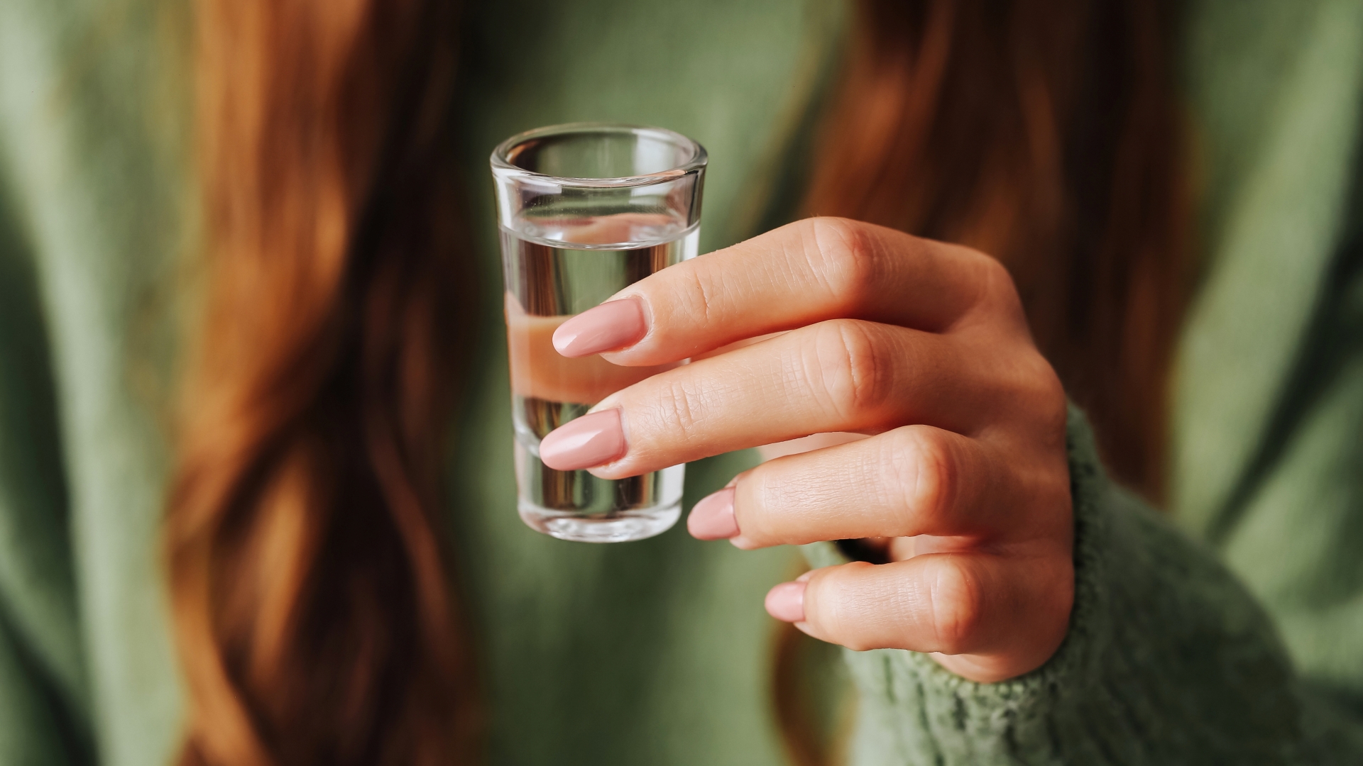 Długość palców może się wiązać z piciem alkoholu? Zaskakujące badania