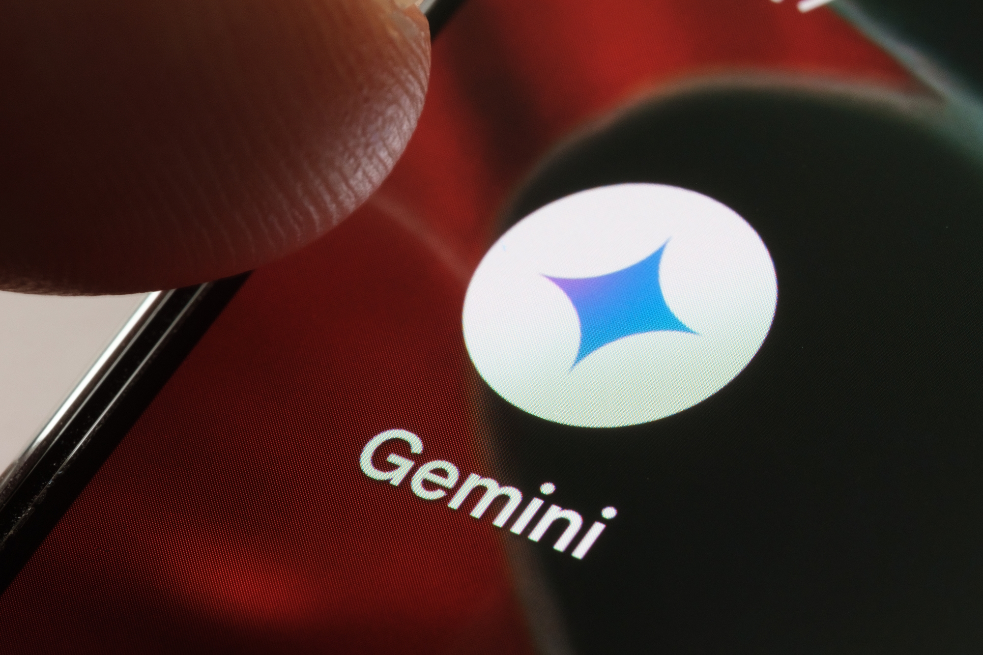 Google Gemini jest bardziej pomocny, ale nie po polsku