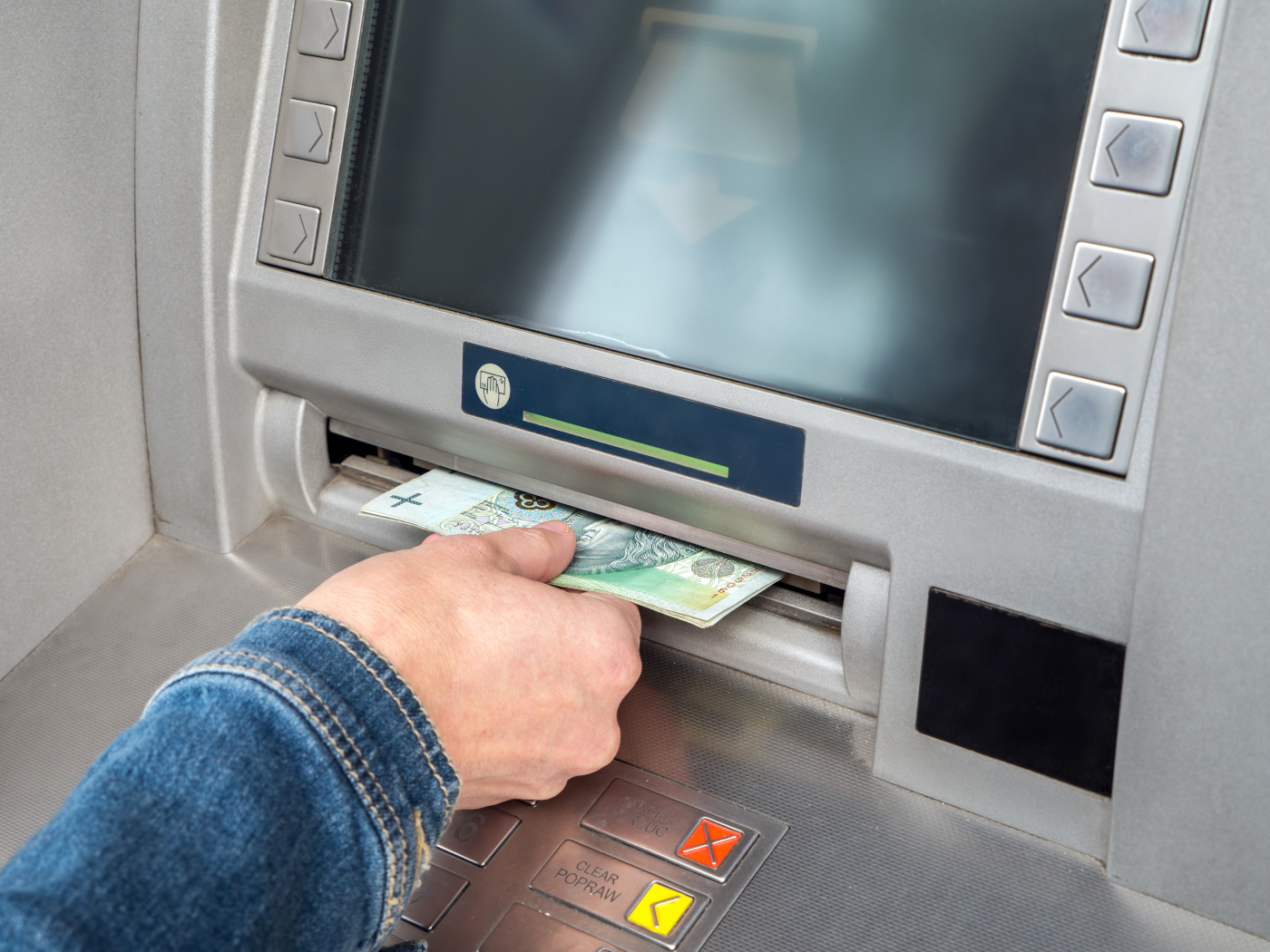 Wystarczy im twoje konto bankowe. Jak nie zostać mułem finansowym?
